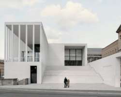 The Neues Museum was destroyed in the Second World War. It was rebuilt under the direction of David Chipperfield and was opened again in 2009.